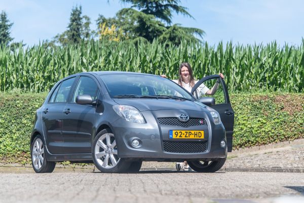 Toyota Yaris T-Sport driekwart vooraanzicht Lonneke Mennens