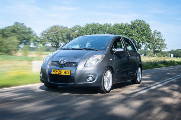 Toyota Yaris T-Sport driekwart vooraanzicht rijdend