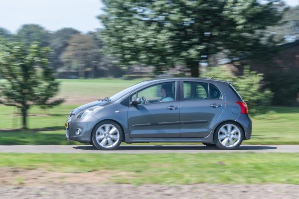 Toyota Yaris T-Sport zijaanzicht rijdend