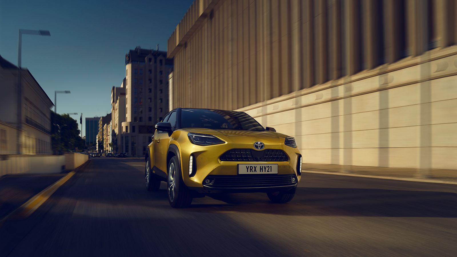 Toyota-Yaris-cross-exterieur-voorkant-geel-weg