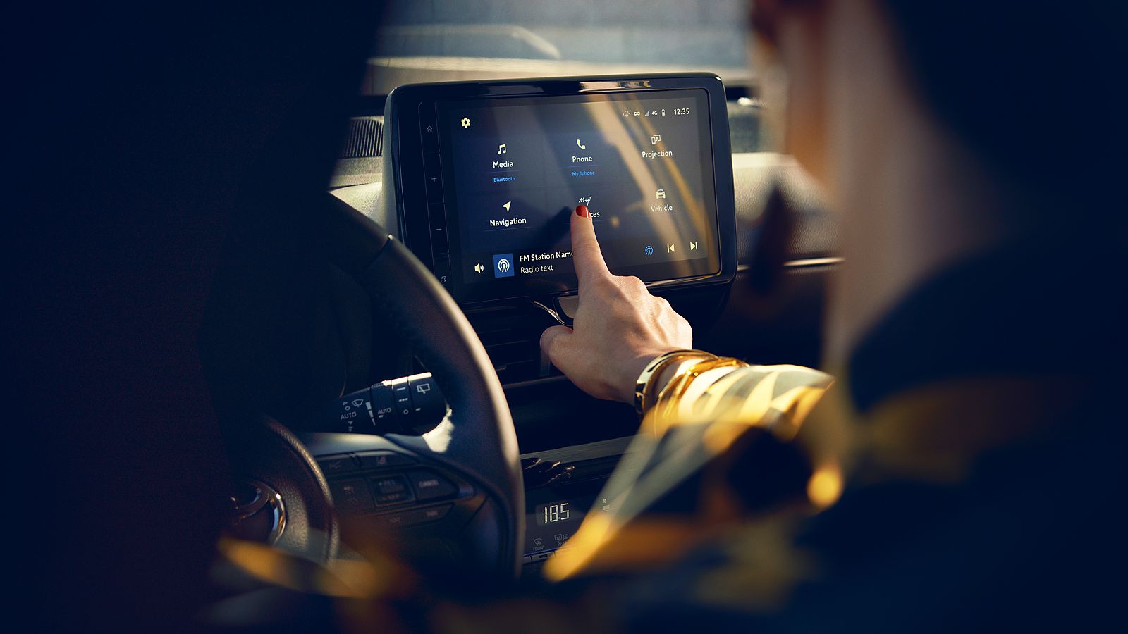 Toyota-Yaris-cross-interieur-navigatie-stuur