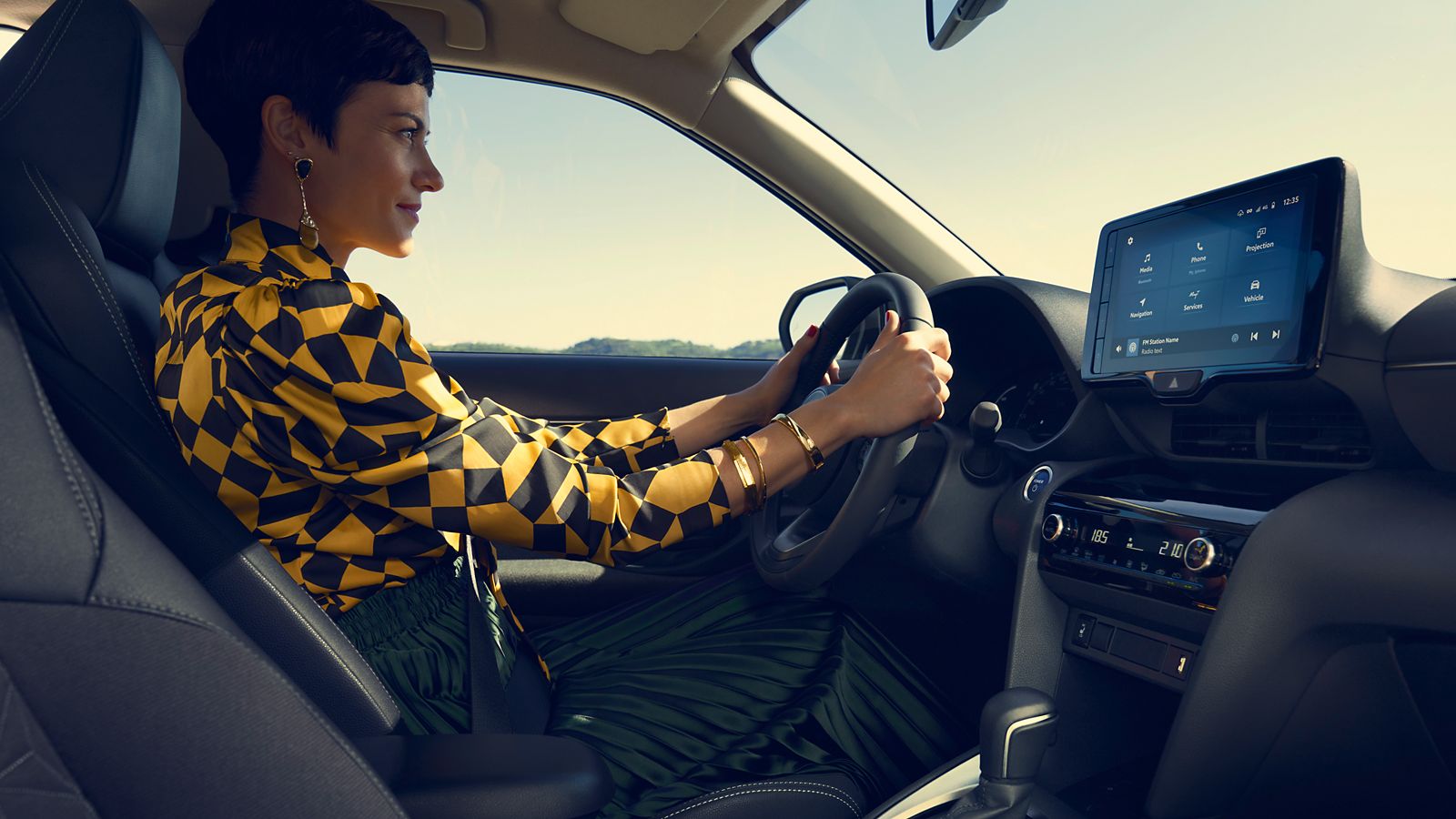 Toyota-Yaris-cross-interieur-vrouw