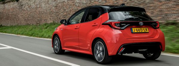 Toyota-Yaris-exterieur-achterkant-rood-1