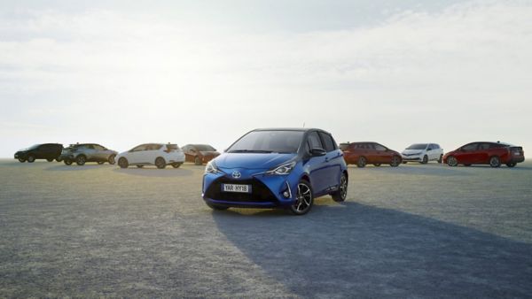 Toyota Yaris, exterieur, schuin voor, naast range Toyota hybride modellen