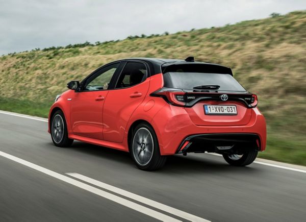 Toyota, Yaris, generatie 4, exterieur, linker, achterzijde, roodkleurig