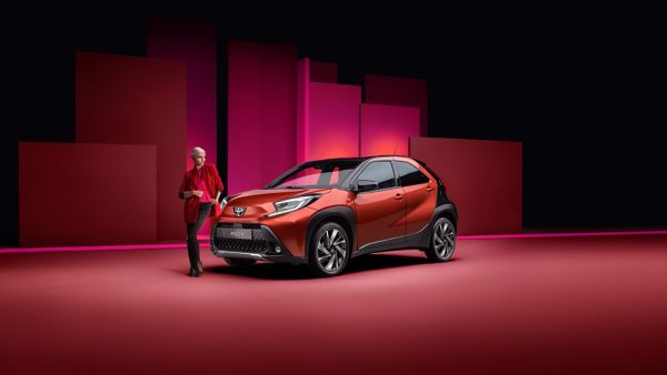 Toyota-aygo-x-exterieur-voorkant- vrouw