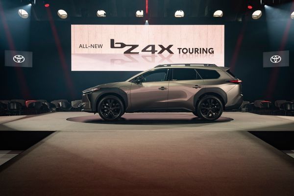 Toyota bZ4X Touring op podium zijaanzicht