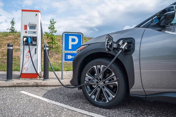 Toyota bZ4X aan openbaar laadpunt parkeerplaats close-up