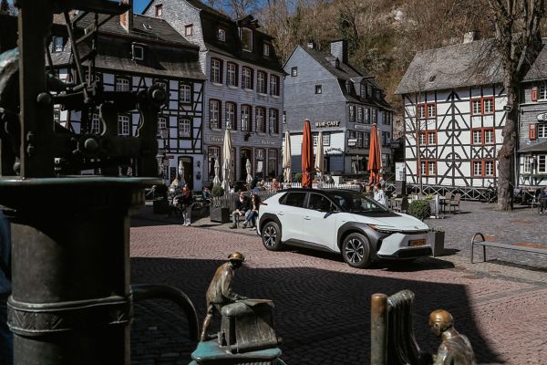 Toyota bZ4X driekwart zijaanzicht historisch plein Monschau