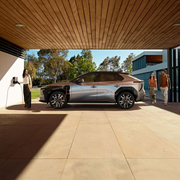 Toyota, bZ4X, exterieur, aan, laadpaal, aan, huis