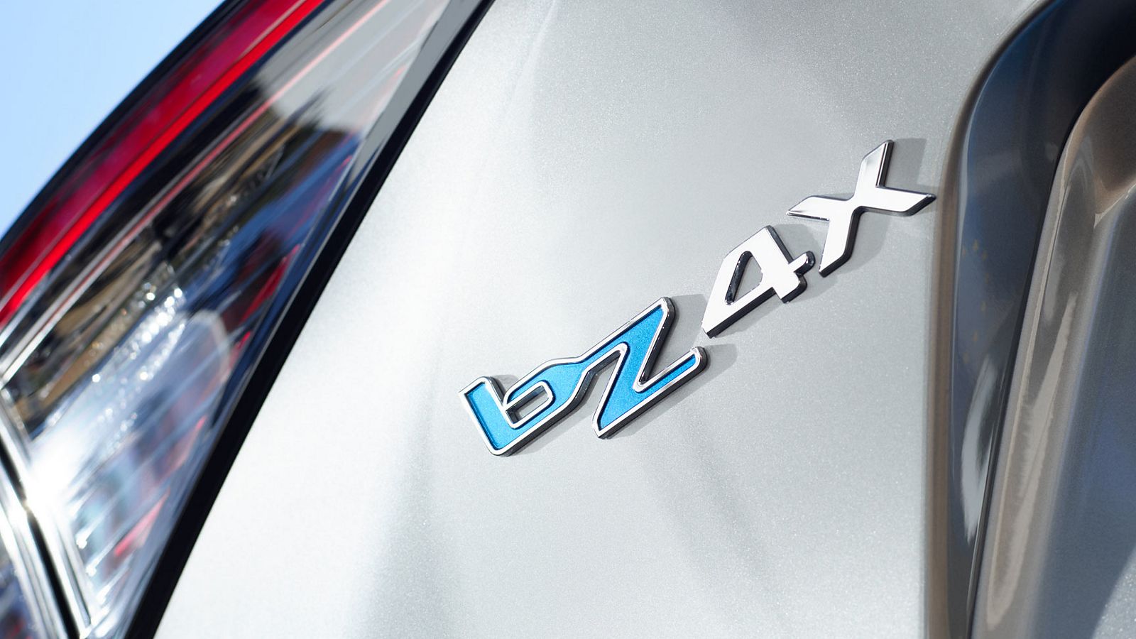 Toyota bZ4X, exterieur, achterkant, embleem, detail