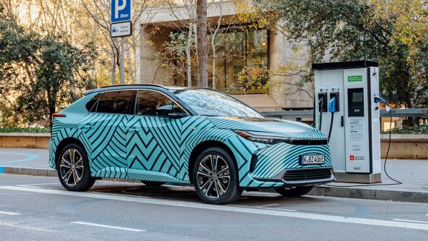 Toyota-bZ4X-exterieur-driekwart-links-voor-rijdend