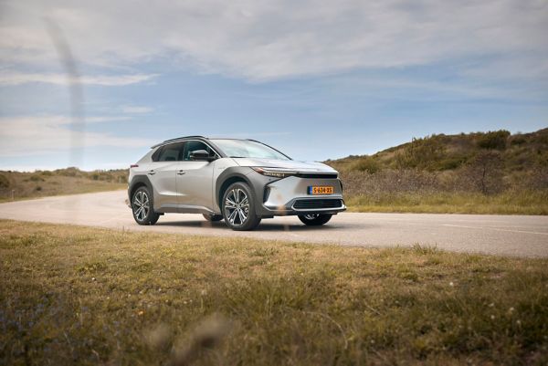 Toyota bZ4X in Nederlandse duinen