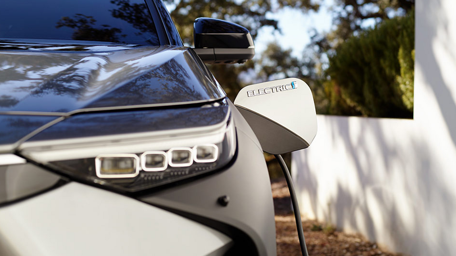 De koplamp en laadklep van een batterij-elektrische Toyota bZ4X