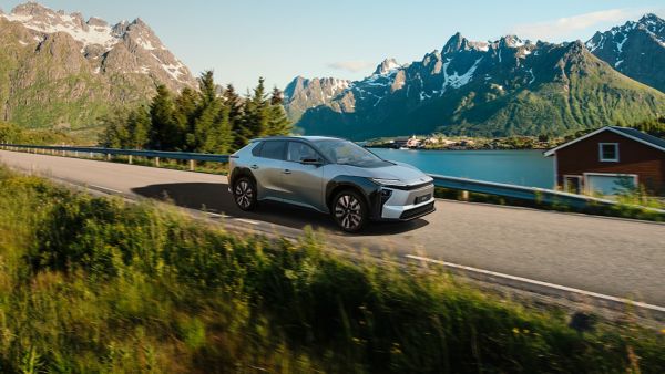 Toyota bZ4X, exterieur, rechter zijaanzicht, dynamisch, heuvelachtige omgeving