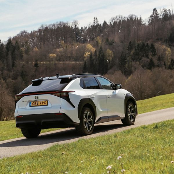Toyota-bZ4X-exterieur-rijdend-op-heuvel