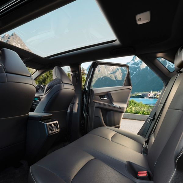 Toyota bZ4X interieur panoramadak open deur uitzicht op meer