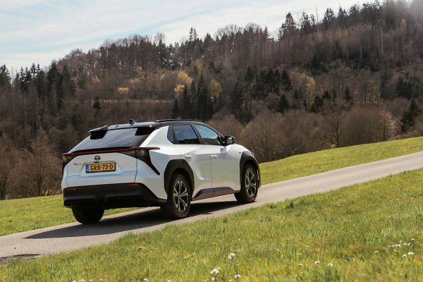 Toyota bZ4X rijdend driekwart achteraanzicht natuur omgeving Monschau