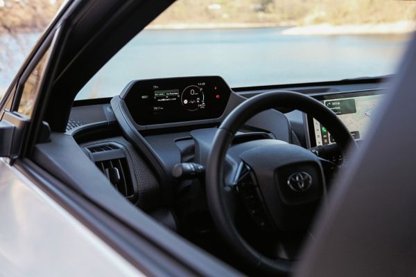 Toyota bZ4X uitzicht op stuwmeer Rursee door open zijruit en voorruit