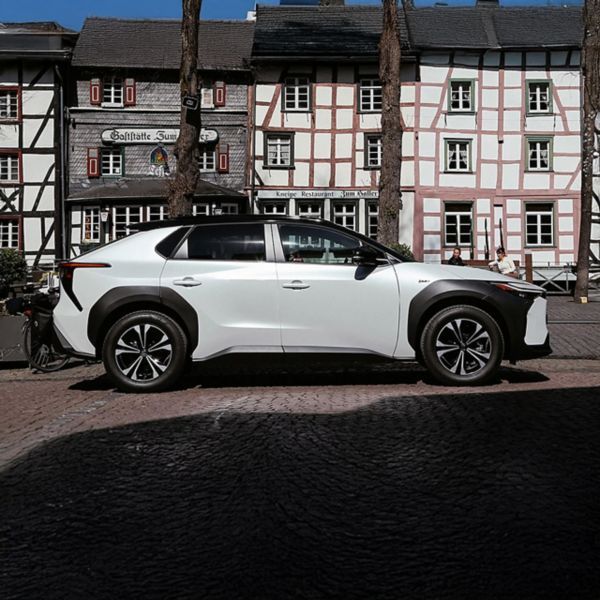 Toyota, bZ4X, zijaanzicht, voor, vakwerkhuizen, Monschau