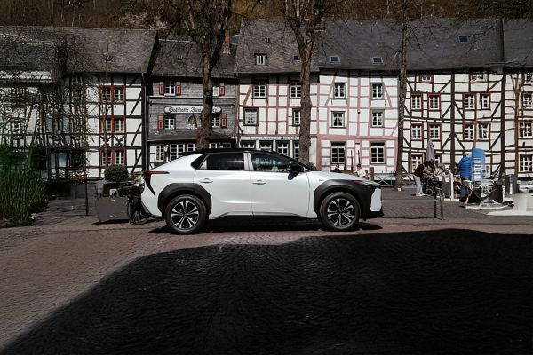 Toyota bZ4X zijaanzicht voor vakwerkhuizen Monschau