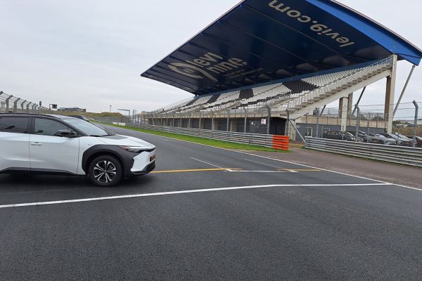 Toyota bZ4x zijkant neus circuit EV Experience 2025