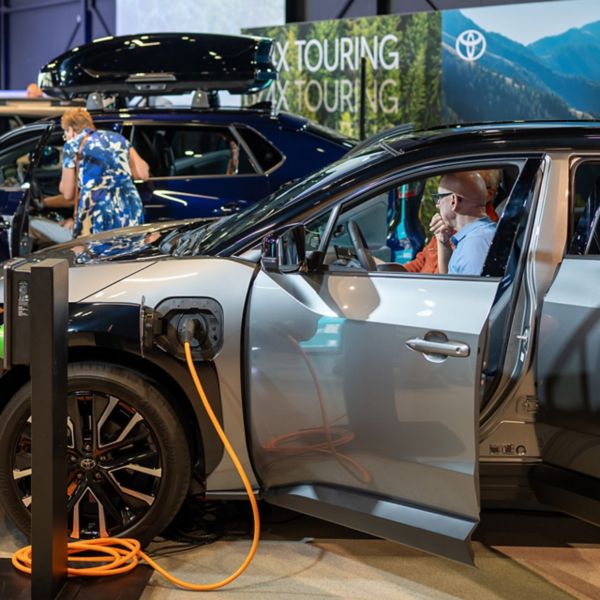 Toyota bezoeker in C-HR, met laadpaal, EV Touch Feel, exterieur, bezoekers