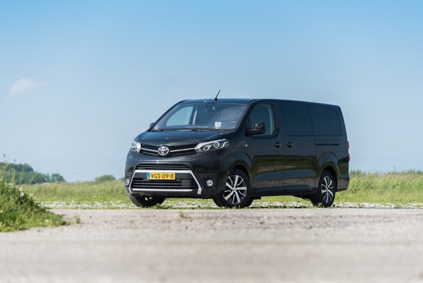 Toyota, exterieur, Proace, zwart, schuinachter, rijdend