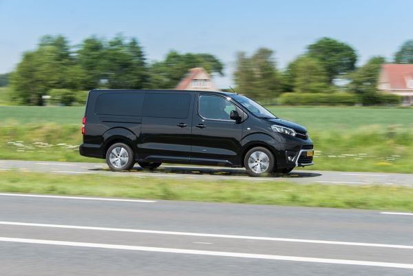 Toyota, exterieur, Proace, zwart, zijaanzicht, rijdend