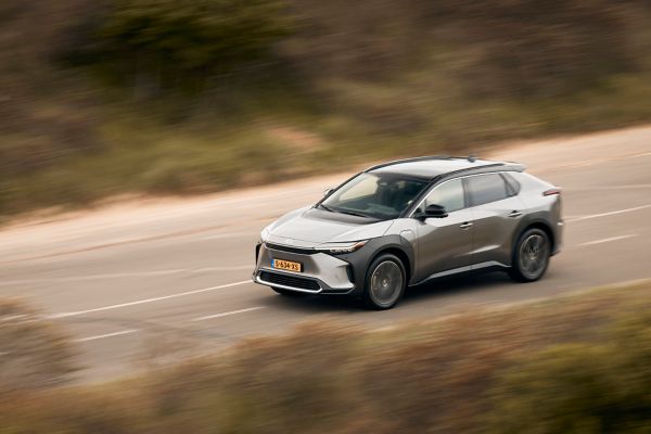 Toyota exterieur linker zijaanzicht dynamisch natuur