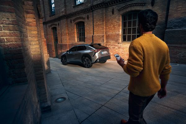 Toyota exterieur linker zijaanzicht stilstaand persoon app