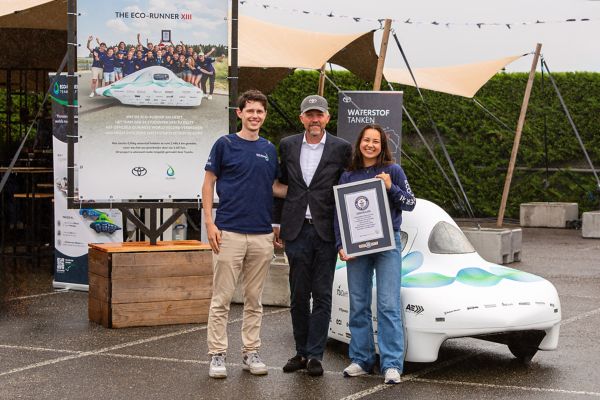 Efficiënt Tijdens de recordpoging reed het team een continue snelheid van 45 km/u om zo efficiënt mogelijk met de 950 gram waterstof in de tank om te gaan. De studenten van het Eco-Runner Team hebben de ECO XIII speciaal ontworpen voor een zo laag mogelijke luchtweerstand. En met succes: uiteindelijk verbraken ze het oude record van 2.056 kilometer, dat in handen was van het Franse ARM Engineering. Het nieuwe record van de ECO XIII is indrukwekkend: pas na 2.488,5 kilometer was de tank leeg.