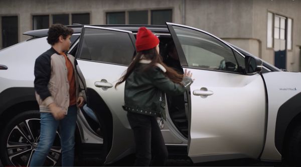 Toyota exterieur zijkant kinderen instappen Beyond Generations