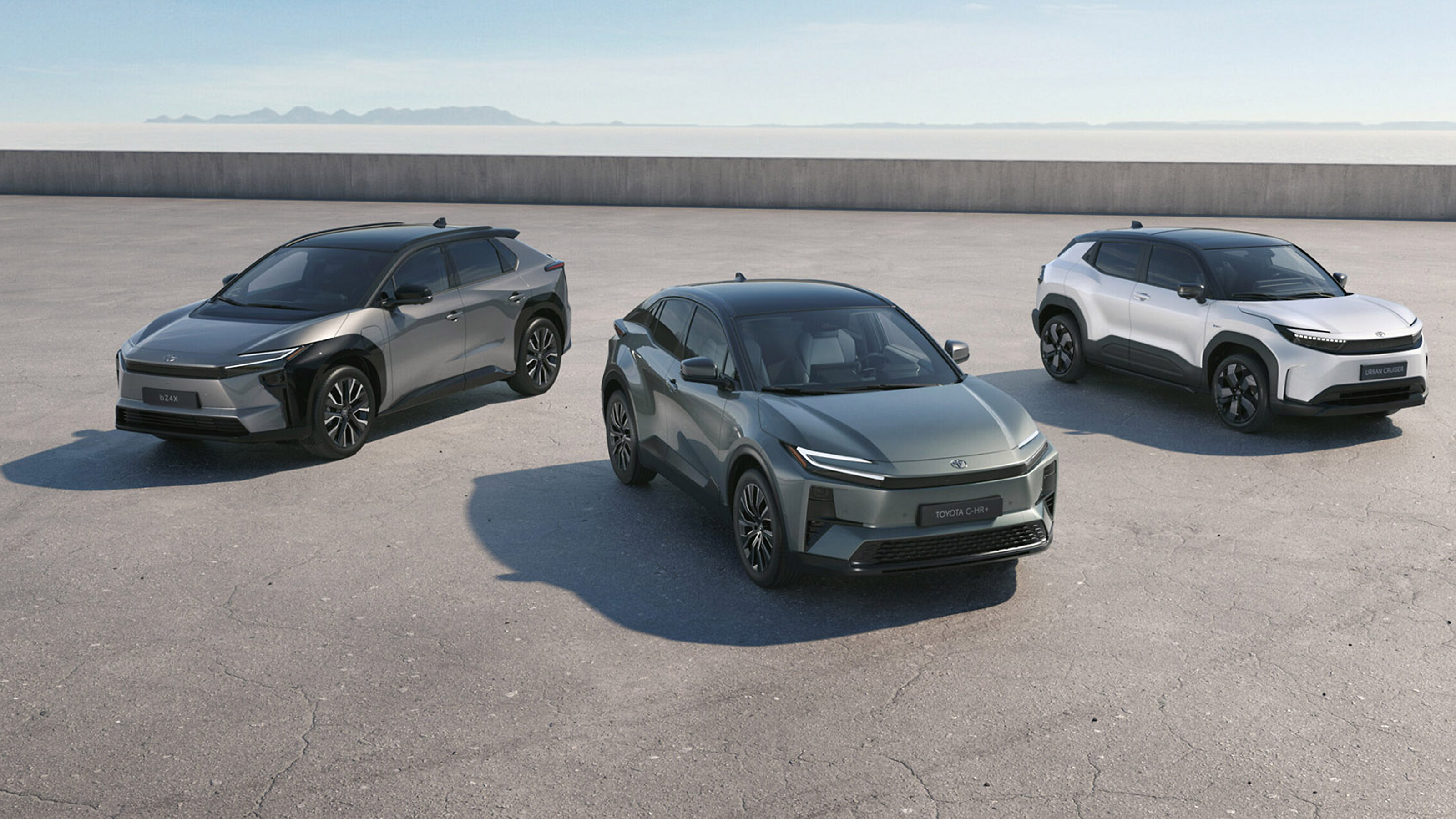 De Toyota bZ4X, C-HR+ en Urban Cruiser op een rij