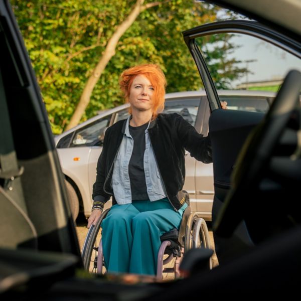 Toyota op Maat Fonds dame in rolstoel bij berijdersprortier van een Toyota C-HR