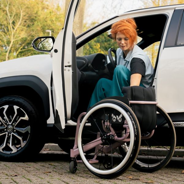 Toyota op Maat Fonds dame in rolstoel bij berijdersprortier van een Toyota Corolla Cross