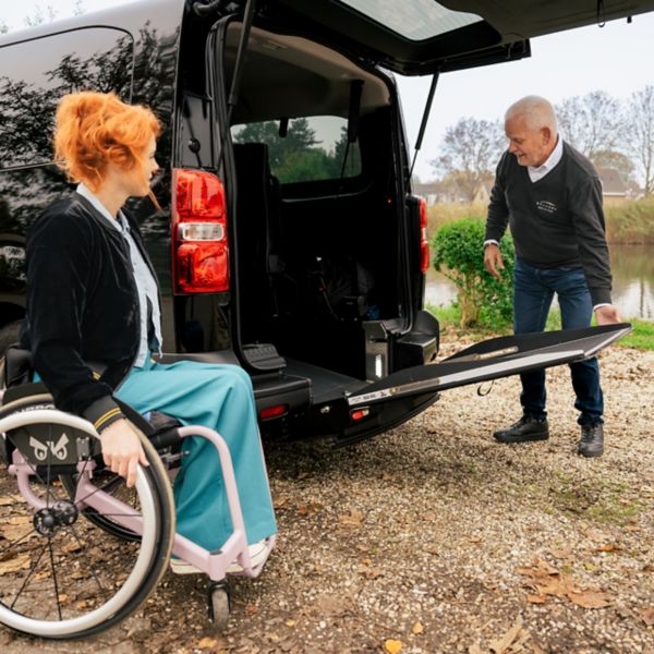 Toyota op Maat Fonds dame in rolstoel bij achterklep met rolstoellift van een Toyota Proace
