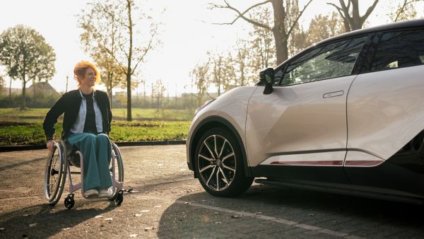 Toyota op Maat Fonds dame in rolstoel voor een Toyota C-HR