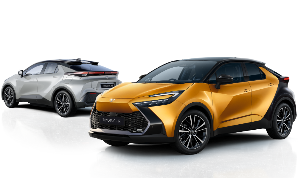 Ein schwarz-orangener Toyota C-HR steht schräg zur Kamera, dahinter steht ein silbener Toyota C-HR
