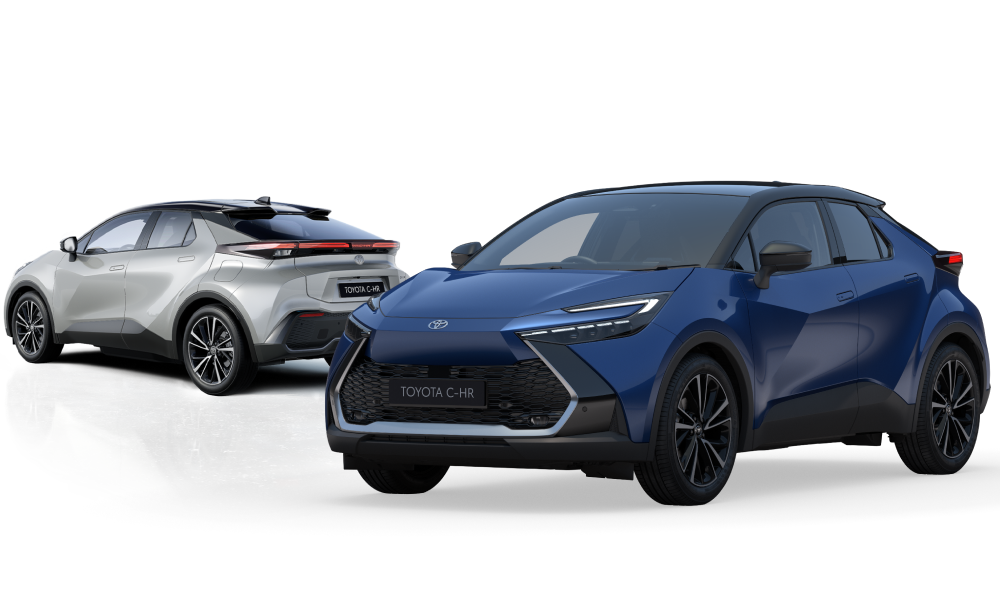 Ein schwarz-orangener Toyota C-HR steht schräg zur Kamera, dahinter steht ein silbener Toyota C-HR