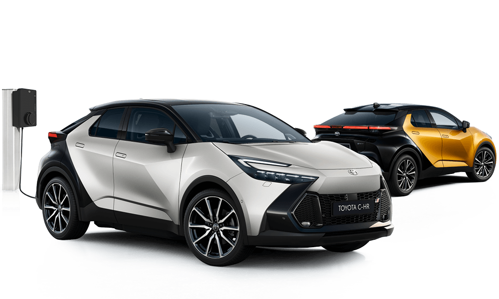Ein silberner Toyota C-HR steht neben einer Ladesäule, dahinter steht ein schwarz-orangener Toyota C-HR