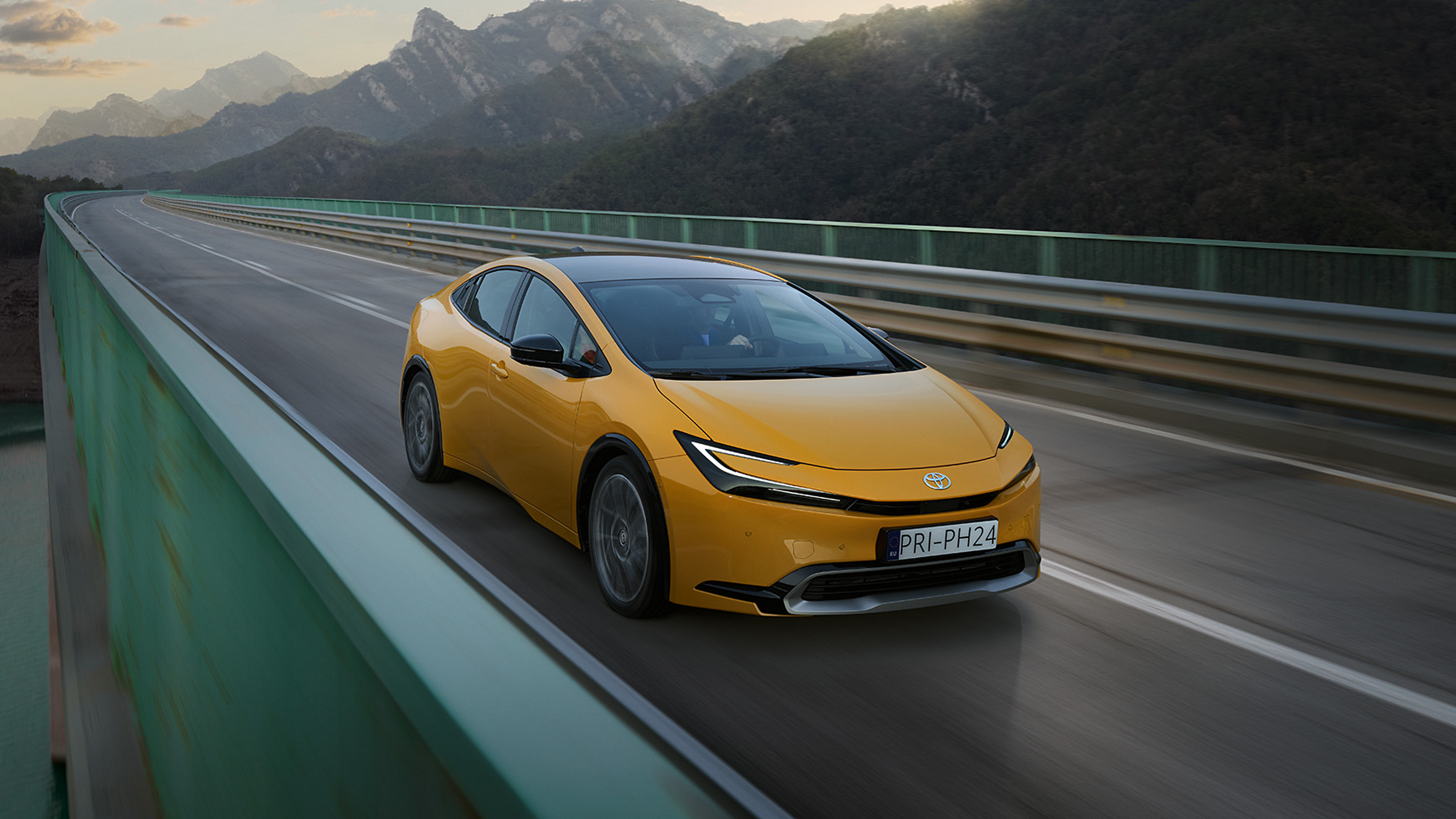 Een Toyota Prius Plug-in Hybrid op de snelweg