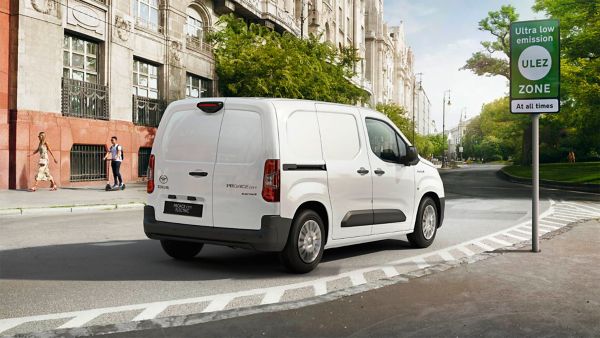 Toyota Proace City Electric exterieur driekwart rechtsachter wit