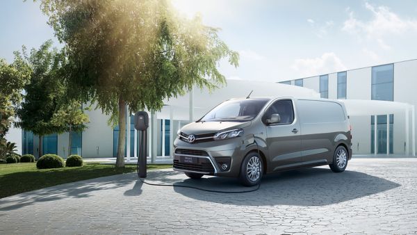 Toyota Proace Electric exterieur driekwartvoor opladen