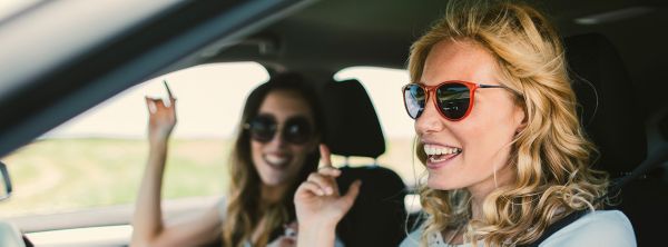 Toyota, sfeerbeeld, twee dames rijdend in een Toyota