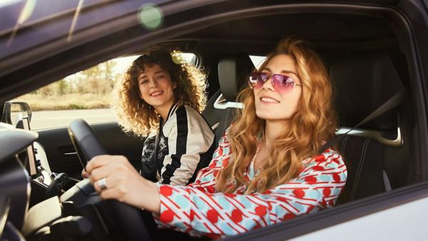 Toyota voorbereiding is het halve werk, 2 dames in auto, rechter zijaanzicht