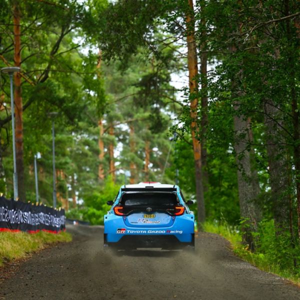 Toyota waterstofrallyauto, exterieur, dynamisch, achterzijde