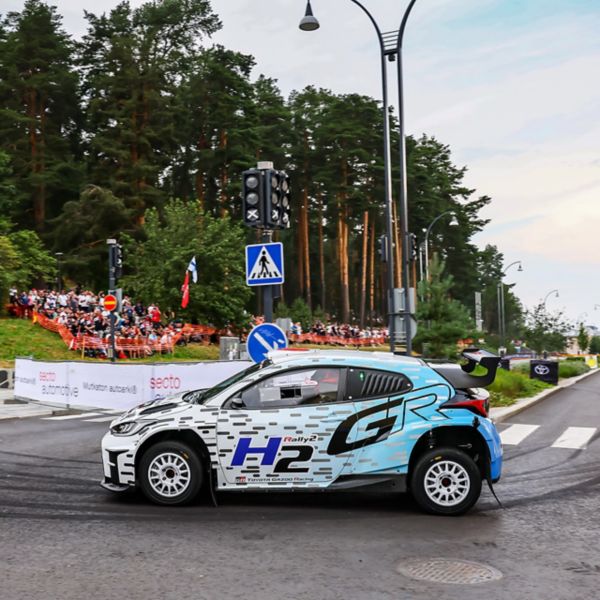Toyota waterstofrallyauto, exterieur, dynamisch, linker zijaanzicht, door bocht, met publiek