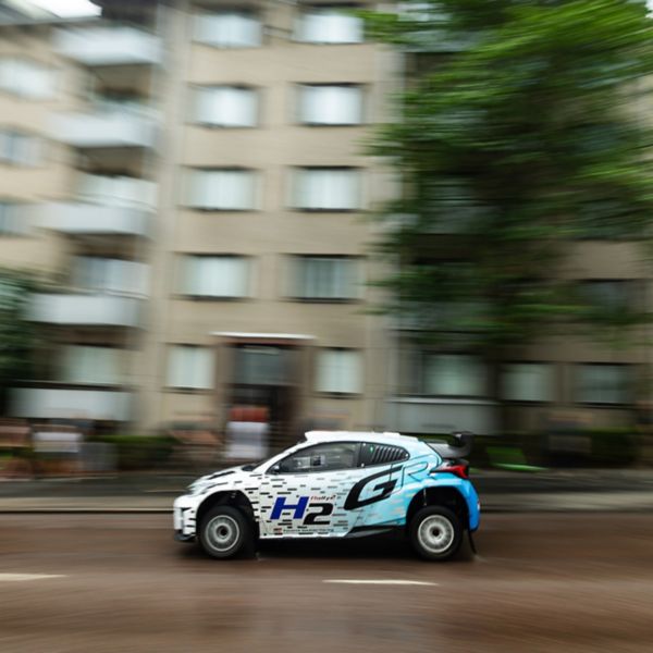 Toyota waterstofrallyauto, exterieur, dynamisch, linker zijaanzicht