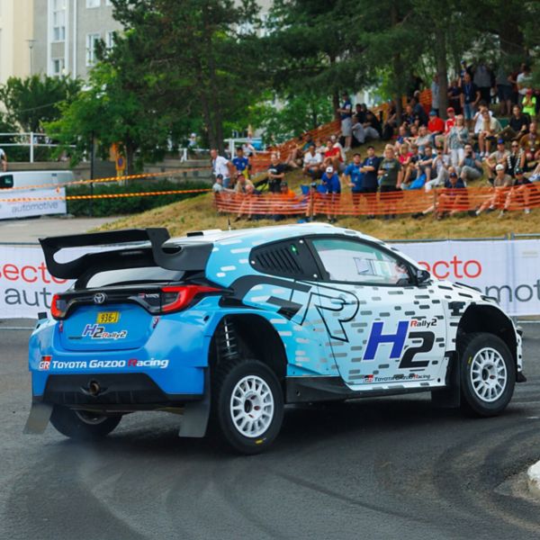 Toyota waterstofrallyauto, exterieur, dynamisch, rechter zijaanzicht, schuin achter